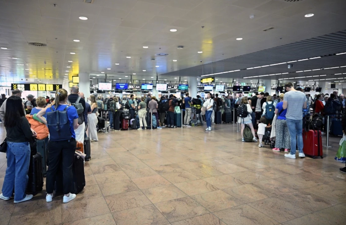 Avropada kiberhücum xaos yaratdı: Sistemlər çökdü, hava limanları kilidləndi (FOTO)